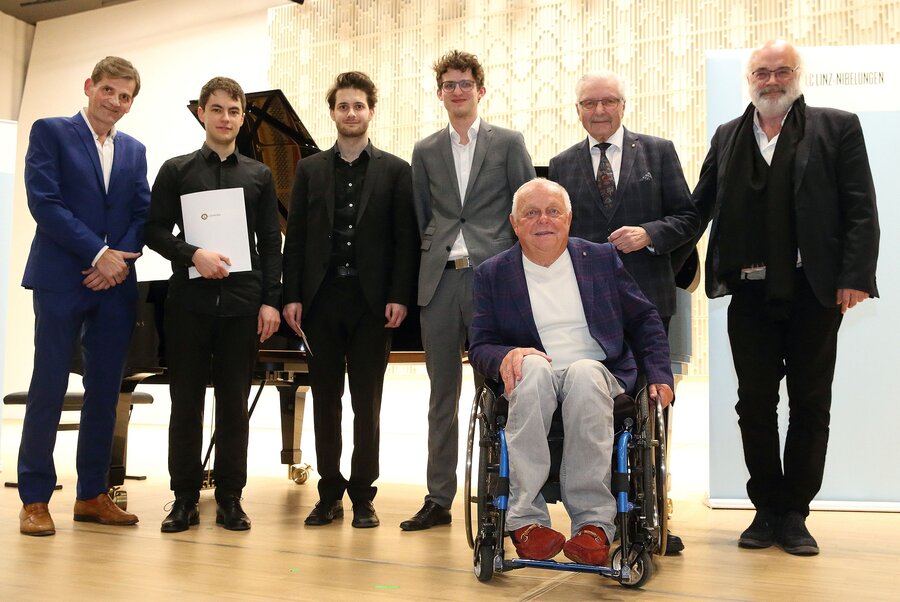 v.l.n.r. LC Linz-Nibelungen-Präsident Hermann Diller, Preisträger Sebastian Schleindlhuber, Finalisten Sebastian Galli und Elias Gillesberger, Wolfgang Mayer, Förderpreis-Initiator Franz Novotny, Vizerektor Thomas Kerbl (c) Linschinge