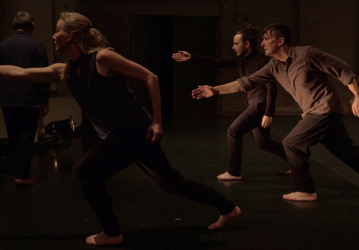 Videostil aus der Dokumentation von Walter Bickmann (Tanzforum Berlin) von WEGEHEN (Aus: KARIN WAEHNER (1926-1999) – Eigensinnig in Zwischenräumen. Ein TANZFONDS ERBE Projekt), 2018