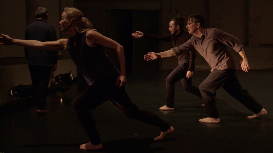 Videostil aus der Dokumentation von Walter Bickmann (Tanzforum Berlin) von WEGEHEN (Aus: KARIN WAEHNER (1926-1999) – Eigensinnig in Zwischenräumen. Ein TANZFONDS ERBE Projekt), 2018