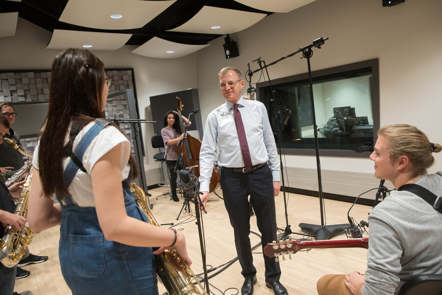 LH Stelzer im Tonstudio mit Studierenden (c) Wakolbinger