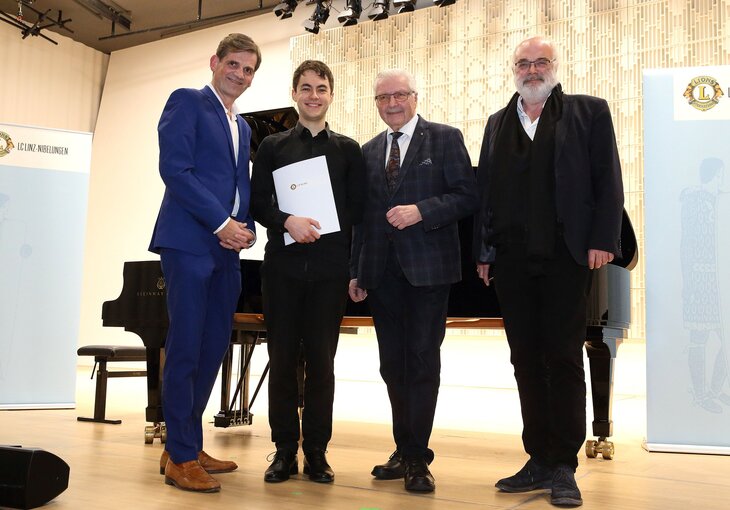 v.l.n.r. LC Linz-Nibelungen-Präsident Hermann Diller, Preisträger Sebastian Schleindlhuber, Förderpreis-Initiator Franz Novotny, Vizerektor Thomas Kerbl (c) Linschinger