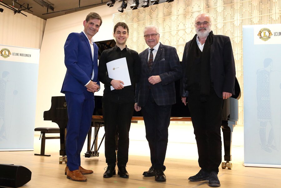 v.l.n.r. LC Linz-Nibelungen-Präsident Hermann Diller, Preisträger Sebastian Schleindlhuber, Förderpreis-Initiator Franz Novotny, Vizerektor Thomas Kerbl (c) Linschinger